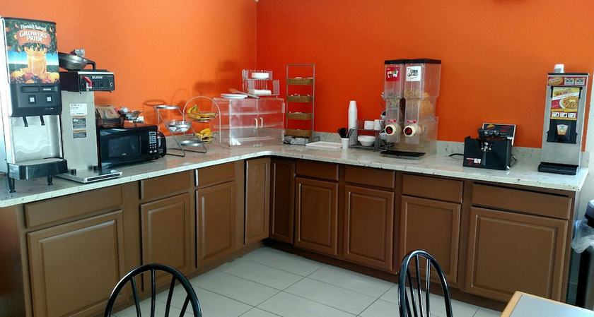 Imagen del bar/restaurante del Hotel Howard Johnson By Wyndham Wilmington. Foto 2