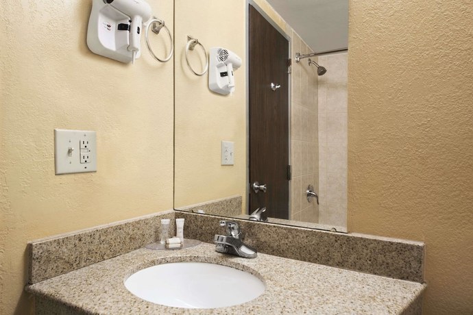 Imagen de la habitación del Hotel Howard Johnson By Wyndham Winter Haven Fl. Foto 12