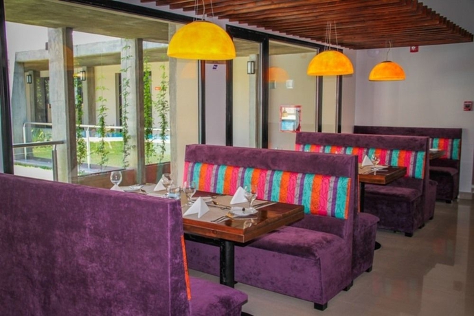 Imagen del bar/restaurante del Hotel Howard Johnson By Wyndham Yerba Buena. Foto 3