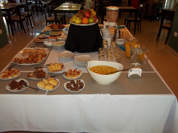 Imagen del bar/restaurante del Hotel Howard Johnson By Wyndham Yerba Buena. Foto 4