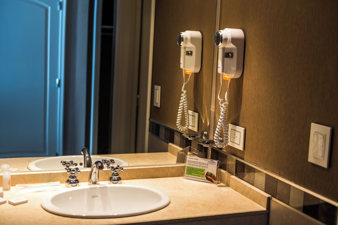 Imagen de la habitación del Hotel Howard Johnson Hotel & Convention Center by Wyndham, Merlo. Foto 10
