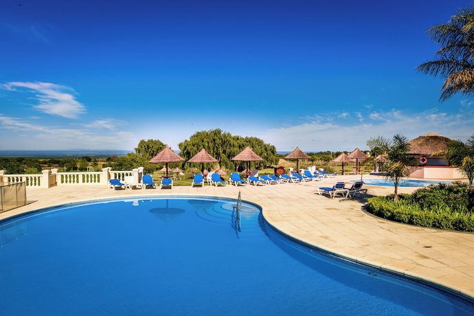 Imagen de la piscina del Hotel Howard Johnson Hotel & Convention Center by Wyndham, Merlo. Foto 17