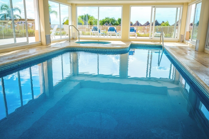 Imagen de la piscina del Hotel Howard Johnson Hotel & Convention Center by Wyndham, Merlo. Foto 18