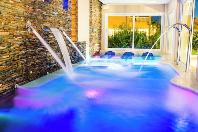 Imagen de la piscina del Hotel Howard Johnson Hotel & Convention Center by Wyndham, Merlo. Foto 19