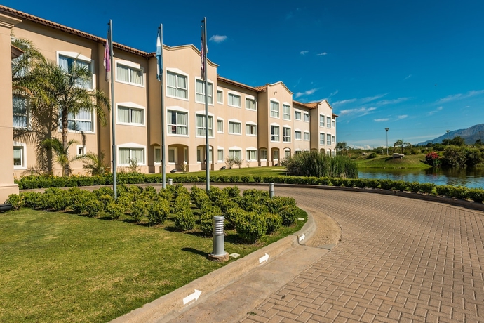 Imagen general del Hotel Howard Johnson Hotel & Convention Center by Wyndham, Merlo. Foto 2