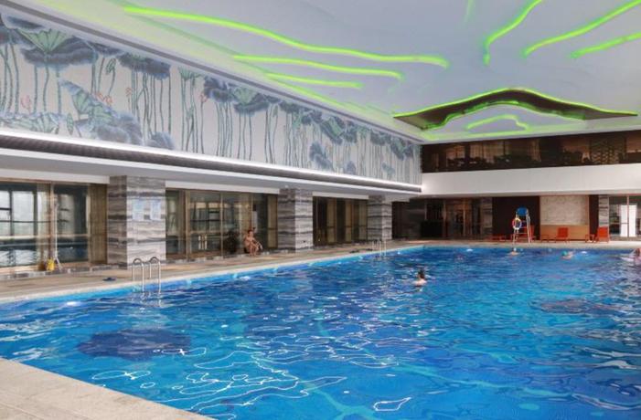 Imagen de la piscina del Hotel Howard Johnson Huachen Plaza Changsha. Foto 20