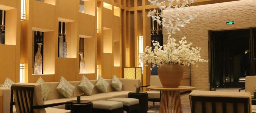 Imagen de los interiores del Hotel Howard Johnson Huashuiwan Hot Springs Resort Chengdu. Foto 11