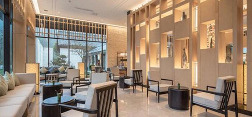 Imagen de los interiores del Hotel Howard Johnson Huashuiwan Hot Springs Resort Chengdu. Foto 12