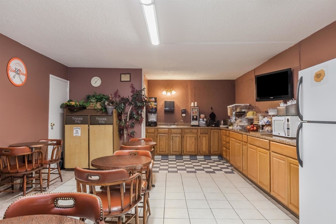 Imagen del bar/restaurante del Hotel Howard Johnson Inn - Albany. Foto 3