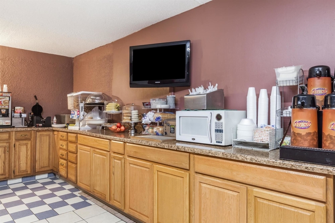 Imagen del bar/restaurante del Hotel Howard Johnson Inn - Albany. Foto 4