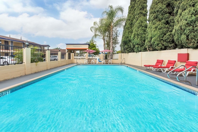 Imagen de la piscina del Hotel Howard Johnson Inn And Suite. Foto 18