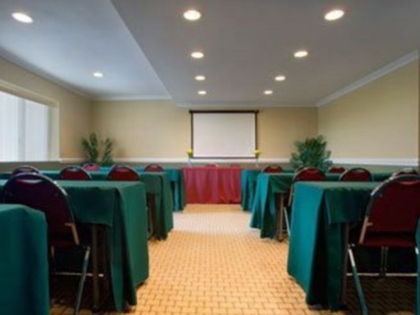 Imagen general del Hotel Howard Johnson Inn And Suites Toronto East. Foto 2
