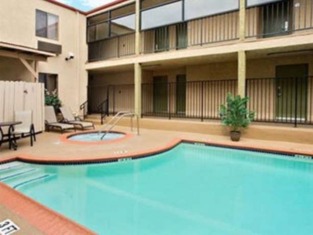 Imagen de la piscina del Hotel Howard Johnson Inn And Suites Toronto East. Foto 9