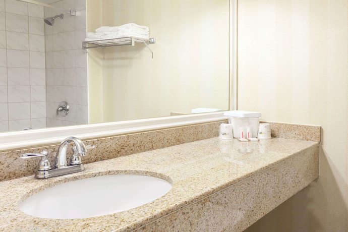 Imagen de la habitación del Hotel Howard Johnson Inn And Suites Toronto East. Foto 5