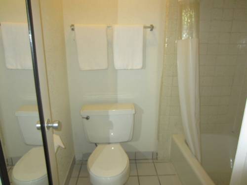 Imagen de la habitación del Hotel Howard Johnson Inn Stockton. Foto 5