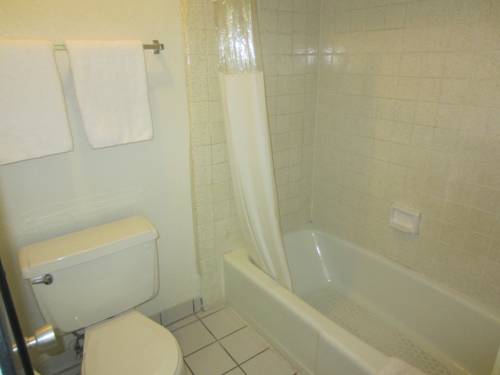 Imagen de la habitación del Hotel Howard Johnson Inn Stockton. Foto 6