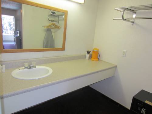 Imagen de la habitación del Hotel Howard Johnson Inn Stockton. Foto 8