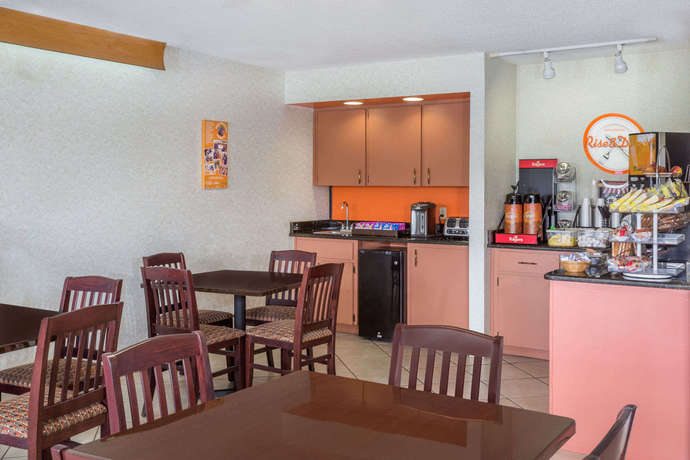 Imagen del bar/restaurante del Hotel Howard Johnson Inn Vero Beach/I-95. Foto 2