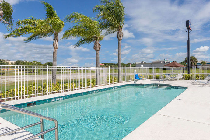 Imagen de la piscina del Hotel Howard Johnson Inn Vero Beach/I-95. Foto 7