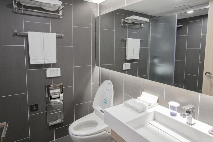 Imagen de la habitación del Hotel Howard Johnson Jeju Seogwipo Harbor. Foto 8