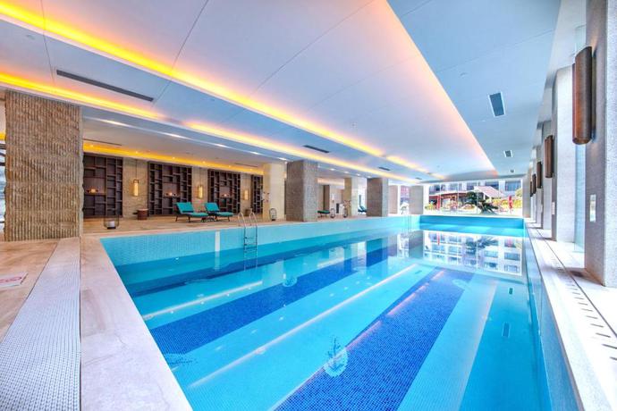 Imagen de la piscina del Hotel Howard Johnson Neodalle Resort Zhangjiajie. Foto 34