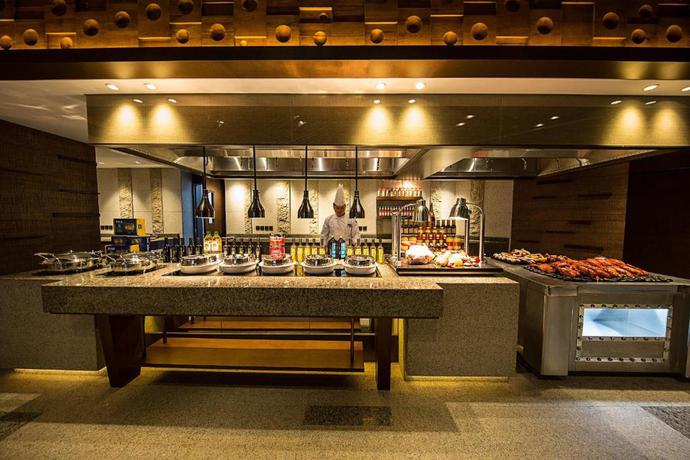 Imagen del bar/restaurante del Hotel Howard Johnson Neodalle Resort Zhangjiajie. Foto 4