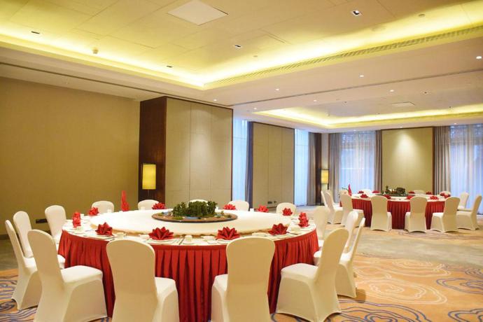 Imagen del bar/restaurante del Hotel Howard Johnson Neodalle Resort Zhangjiajie. Foto 5