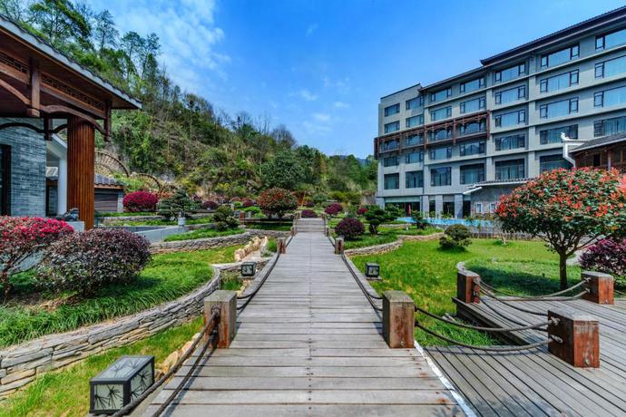 Imagen de los exteriores del Hotel Howard Johnson Neodalle Resort Zhangjiajie. Foto 19