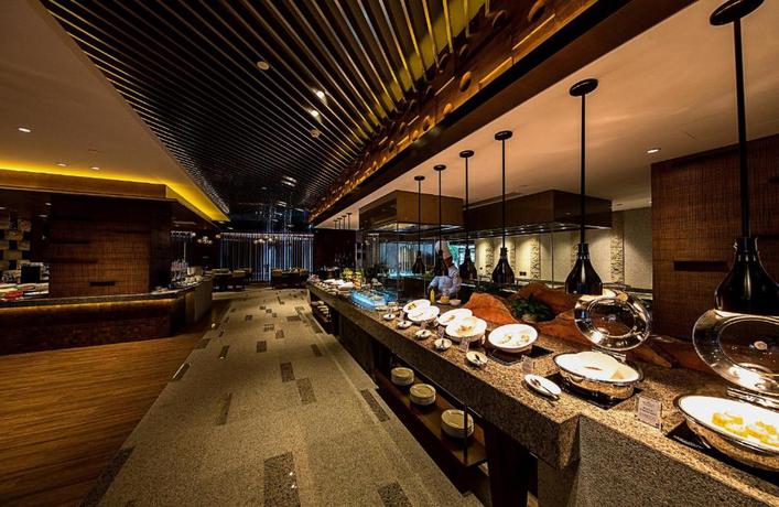 Imagen del bar/restaurante del Hotel Howard Johnson Neodalle Resort Zhangjiajie. Foto 6