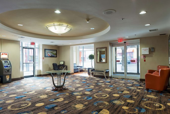 Imagen de los interiores del Hotel Howard Johnson Plaza By Wyndham By The Falls Niagara Falls. Foto 20