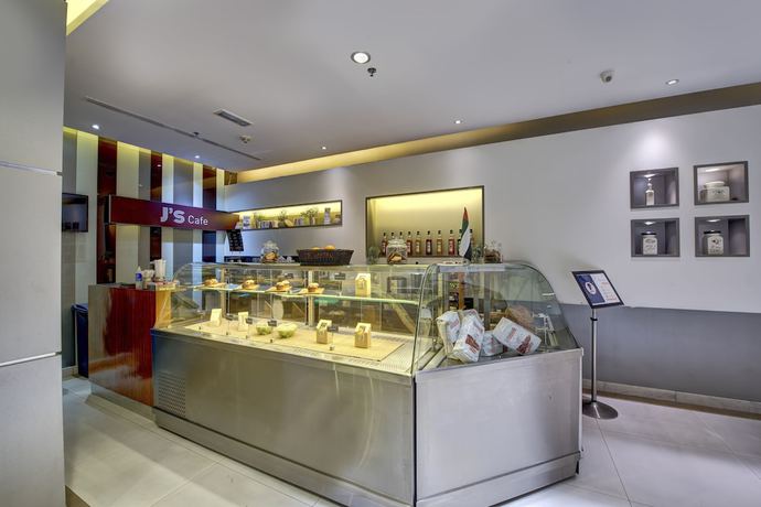 Imagen del bar/restaurante del Hotel Howard Johnson Plaza By Wyndham Dubai Deira. Foto 2