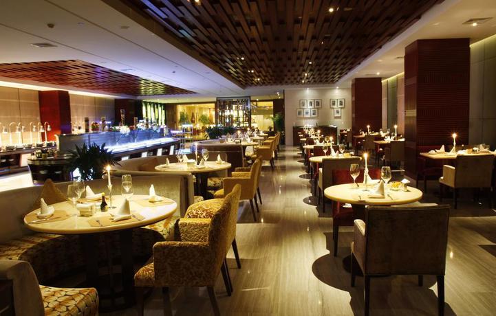 Imagen del bar/restaurante del Hotel Howard Johnson Plaza By Wyndham Guiyang. Foto 2