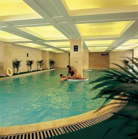Imagen de la piscina del Hotel Howard Johnson Plaza By Wyndham Guiyang. Foto 15