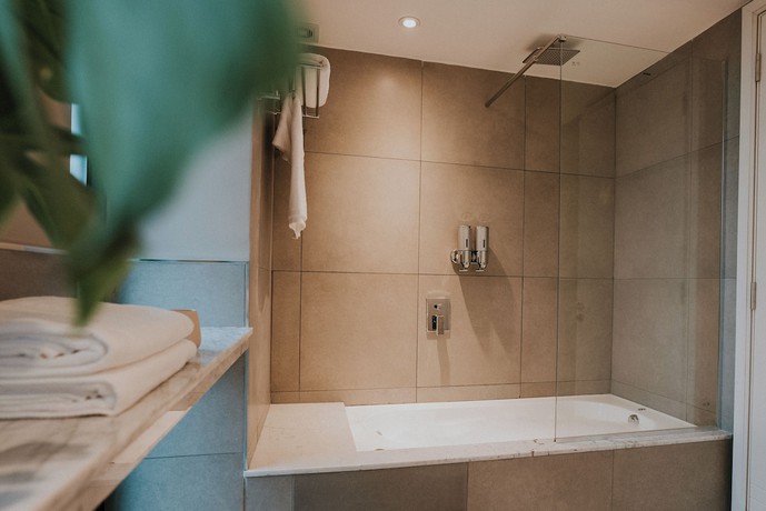 Imagen de la habitación del Hotel Howard Johnson Plaza La Ribera. Foto 2