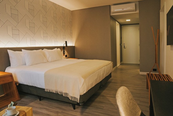 Imagen de la habitación del Hotel Howard Johnson Plaza La Ribera. Foto 3