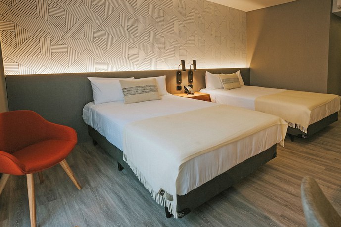 Imagen de la habitación del Hotel Howard Johnson Plaza La Ribera. Foto 9