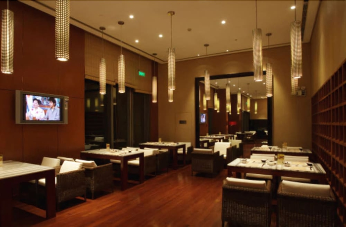 Imagen del bar/restaurante del Hotel Howard Johnson Plaza Lingang Shanghai. Foto 2