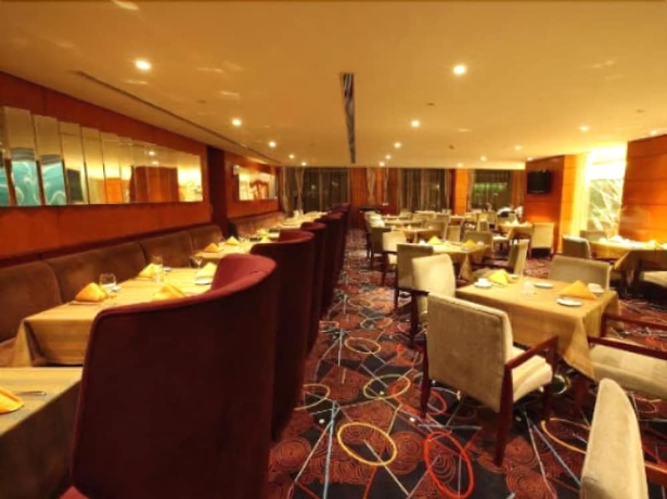 Imagen del bar/restaurante del Hotel Howard Johnson Plaza Lingang Shanghai. Foto 3