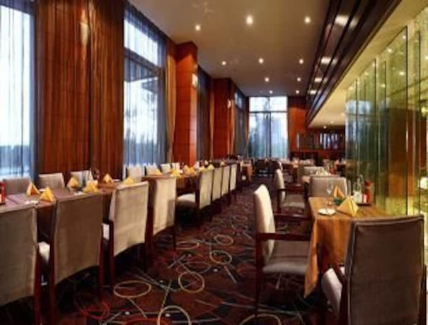 Imagen del bar/restaurante del Hotel Howard Johnson Plaza Lingang Shanghai. Foto 6