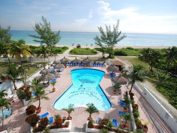 Imagen de la piscina del Hotel Howard Johnson Plaza Miami Beach North. Foto 6