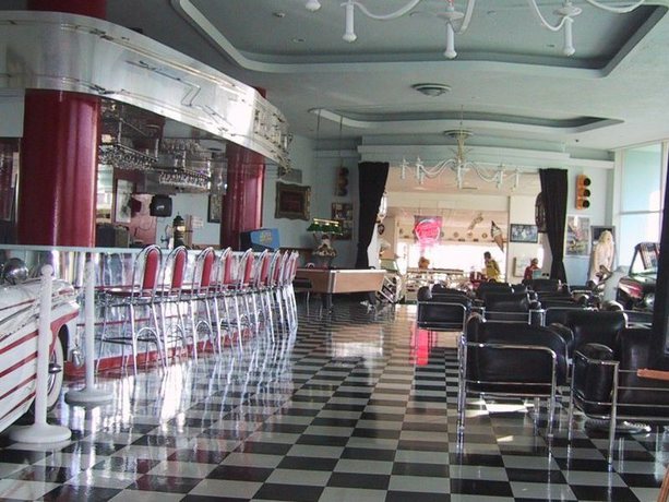 Imagen del bar/restaurante del Hotel Howard Johnson Plaza Miami Beach North. Foto 3