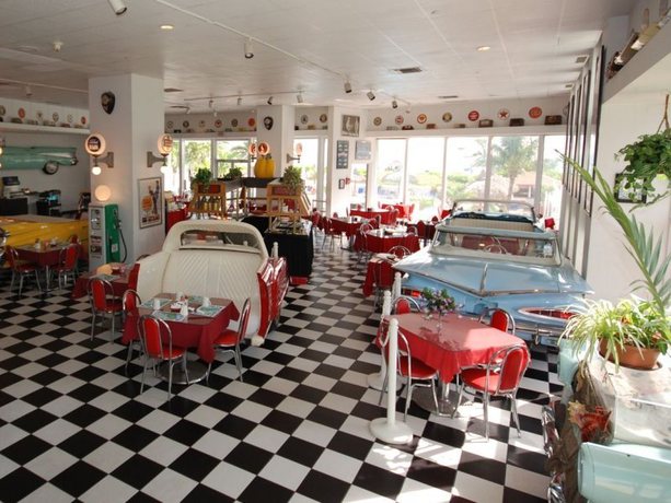 Imagen del bar/restaurante del Hotel Howard Johnson Plaza Miami Beach North. Foto 4