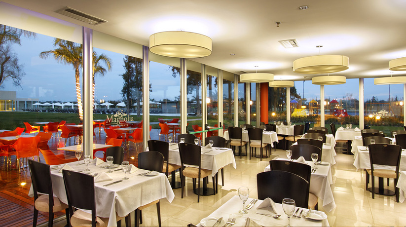 Imagen del bar/restaurante del Hotel Howard Johnson Resort Spa Y Convention Center Luja. Foto 3