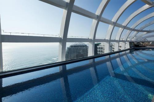 Imagen de la piscina del Hotel Howard Johnson Sandalwoods Hot Spring Resort Huizhou. Foto 6