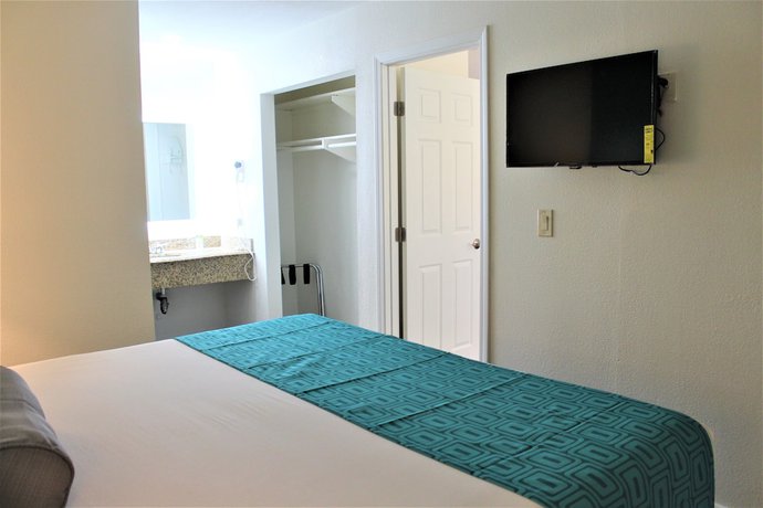 Imagen de la habitación del Hotel Howard Johnson Suites by Wyndham San Diego Chula Vista/BayFt. Foto 14