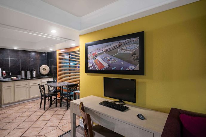 Imagen de los interiores del Hotel Howard Johnson by Wyndham Atlanta College Park. Foto 15