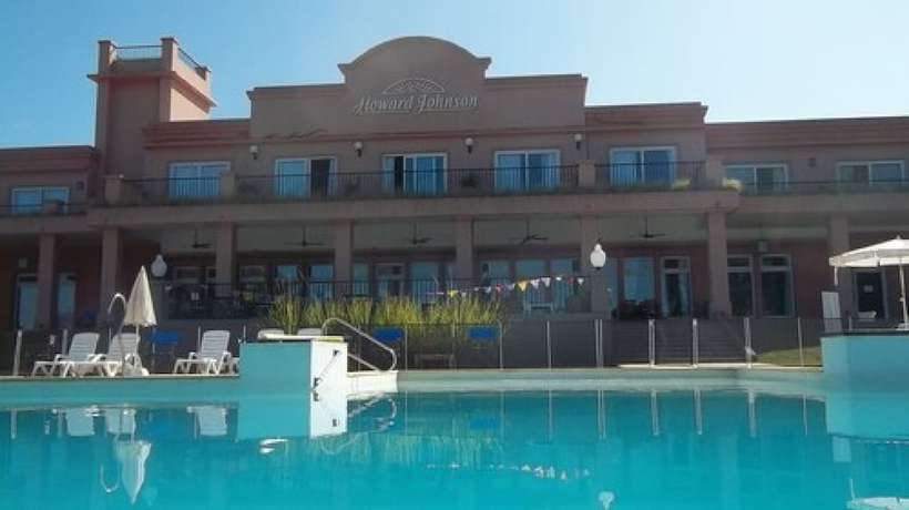 Imagen de la piscina del Hotel Howard Johnson by Wyndham Chascomus. Foto 16