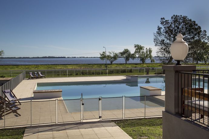 Imagen de la piscina del Hotel Howard Johnson by Wyndham Chascomus. Foto 17