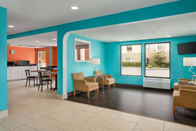 Imagen de los interiores del Hotel Howard Johnson by Wyndham Chattanooga Lookout Mountain I-24. Foto 20