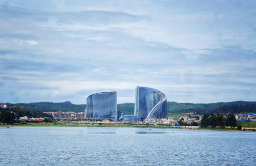 Imagen general del Hotel Howard Johnson by Wyndham City of Flower Hotel Kunming. Foto 1